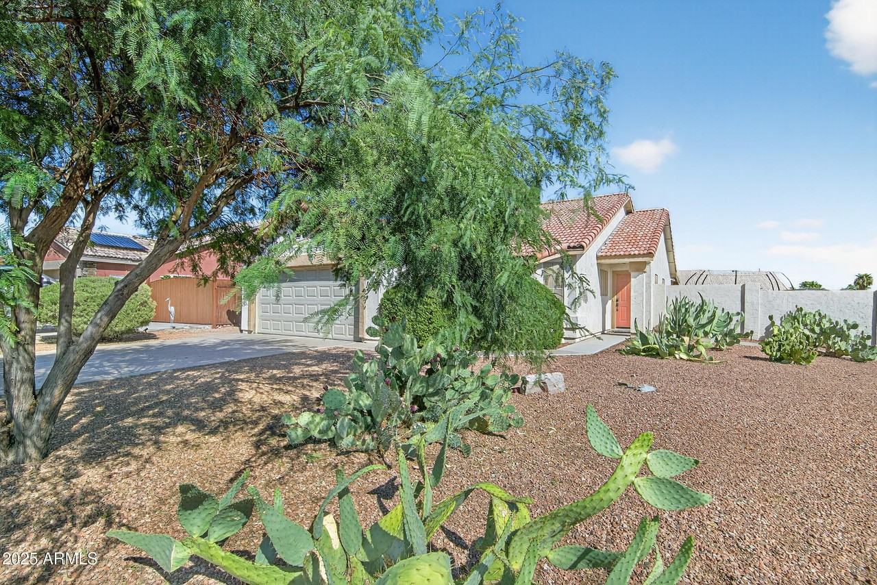 1682 E Kielly Ln - Photo 4 of 47