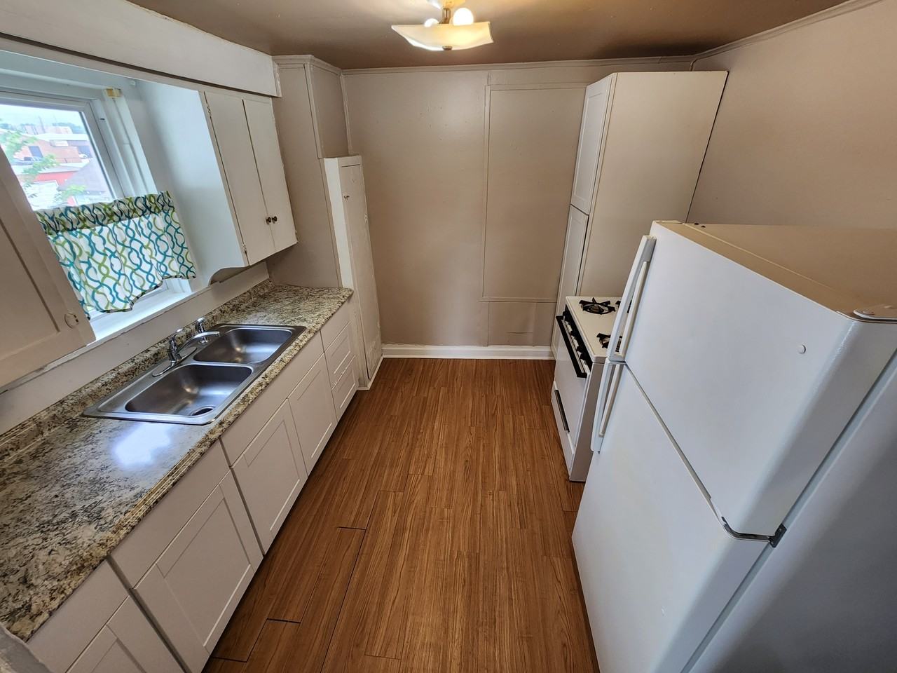 204 1/2 E 2nd St #1 - Photo 5 of 11