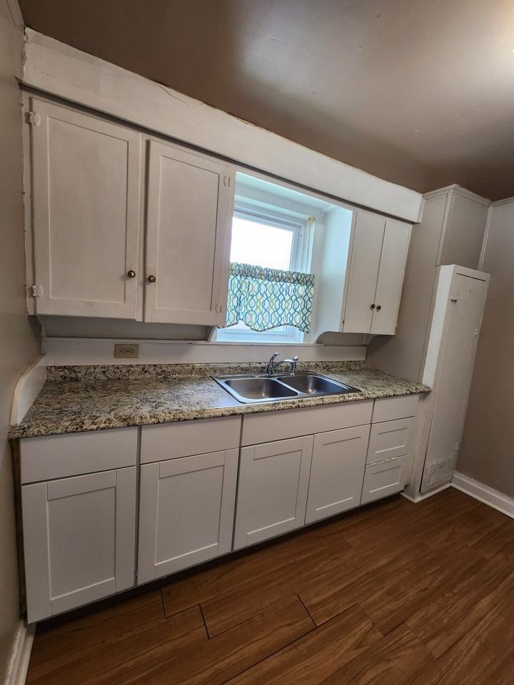 204 1/2 E 2nd St #1 - Photo 6 of 11