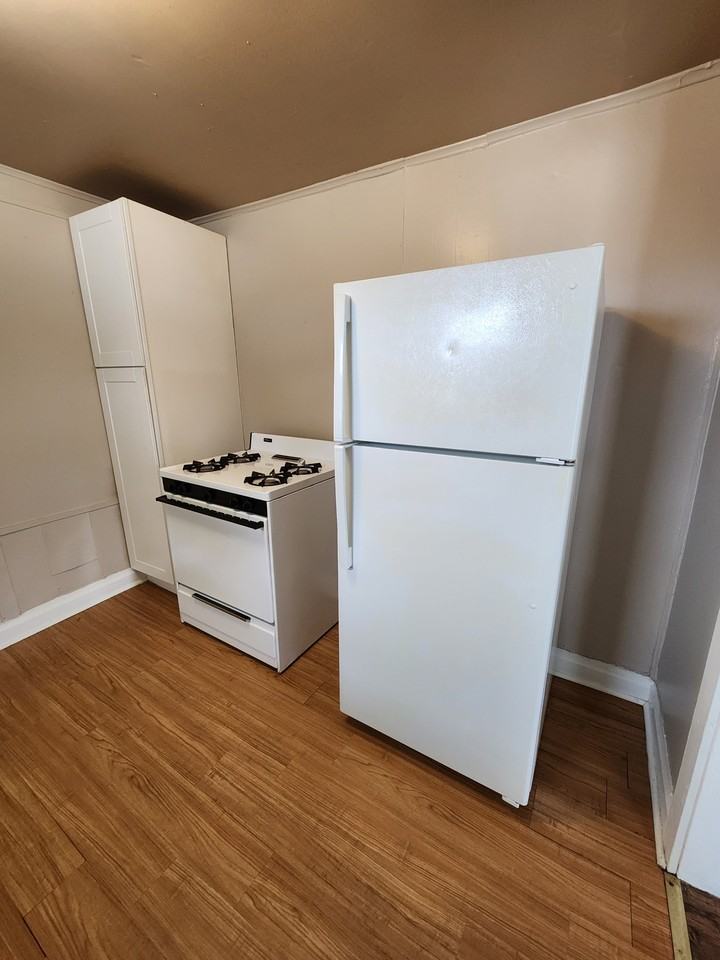204 1/2 E 2nd St #1 - Photo 7 of 11