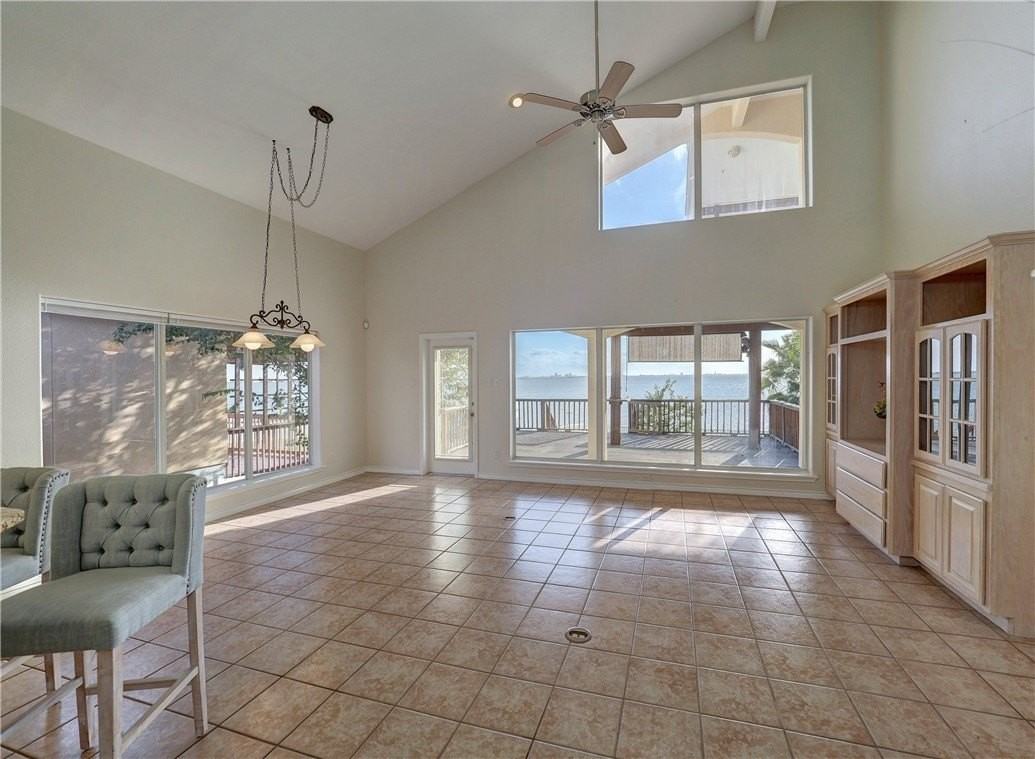 1343 Bayview Dr - Photo 4 of 39