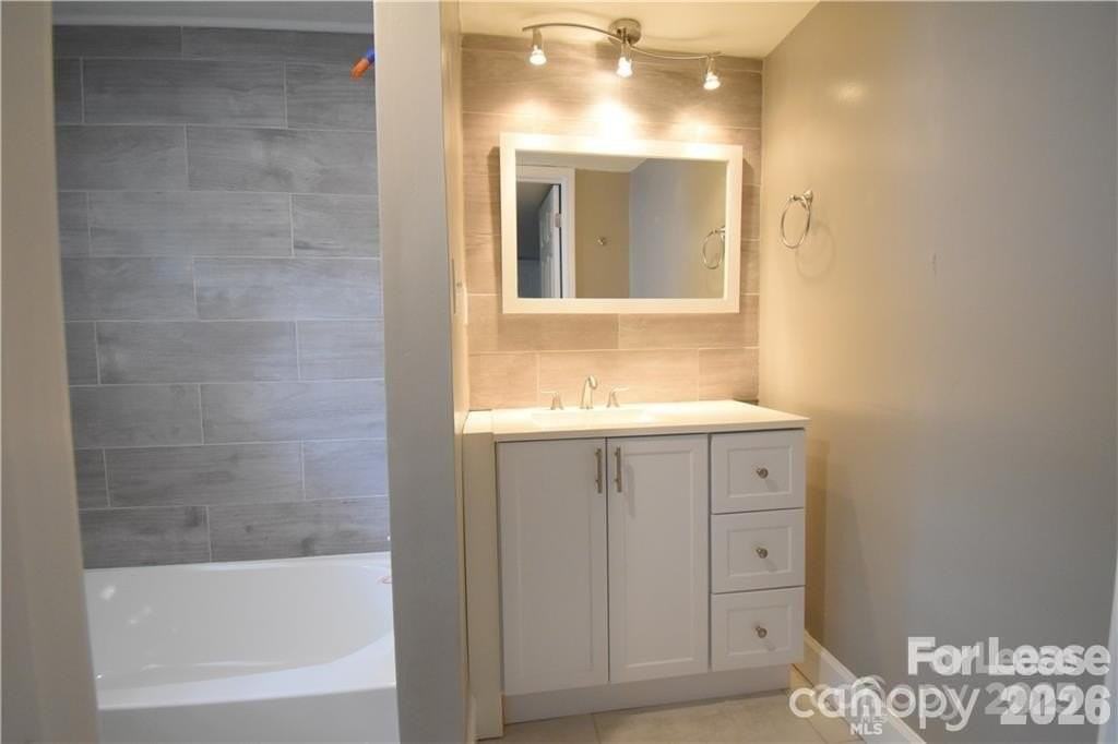 1077 Henderson St - Photo 3 of 27