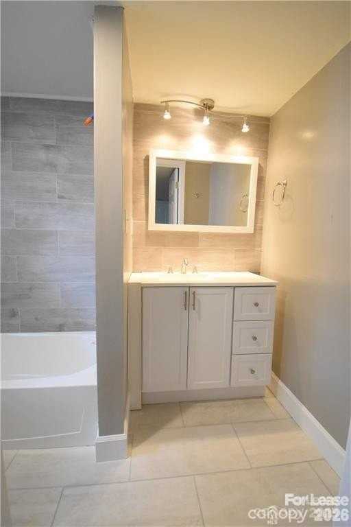 1077 Henderson St - Photo 4 of 27