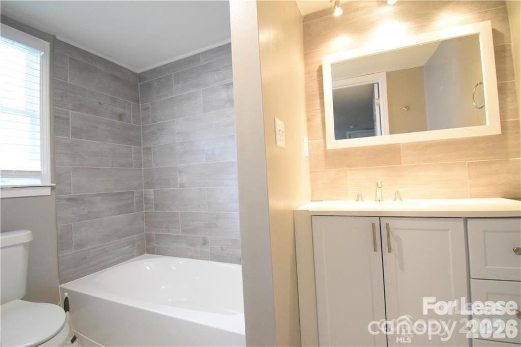 1077 Henderson St - Photo 5 of 27