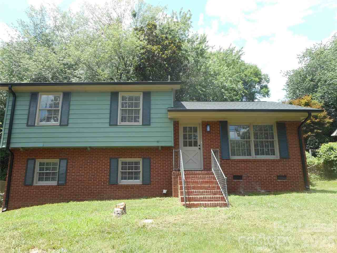 7556 Thorncliff Dr - Photo 2 of 24