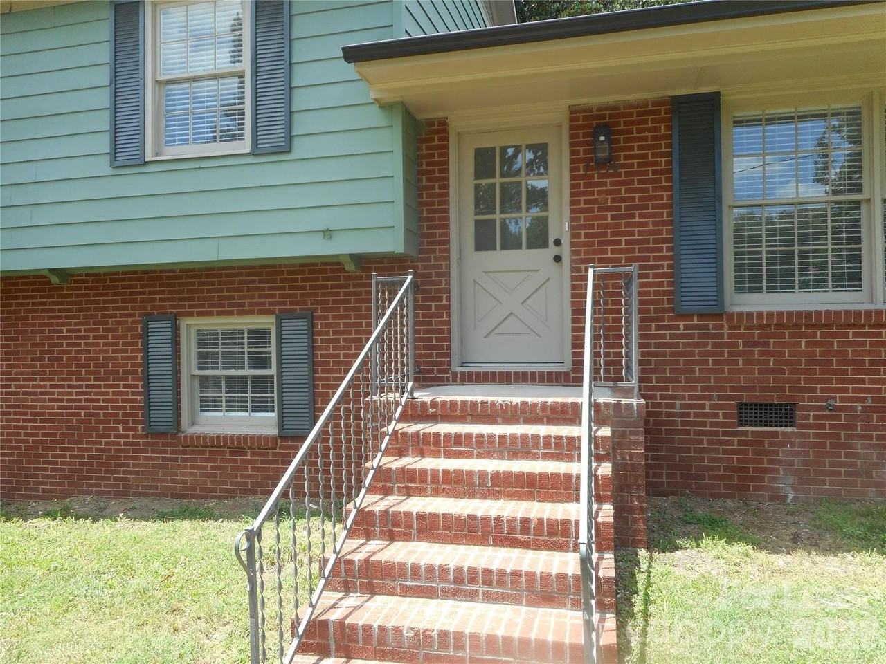 7556 Thorncliff Dr - Photo 3 of 24