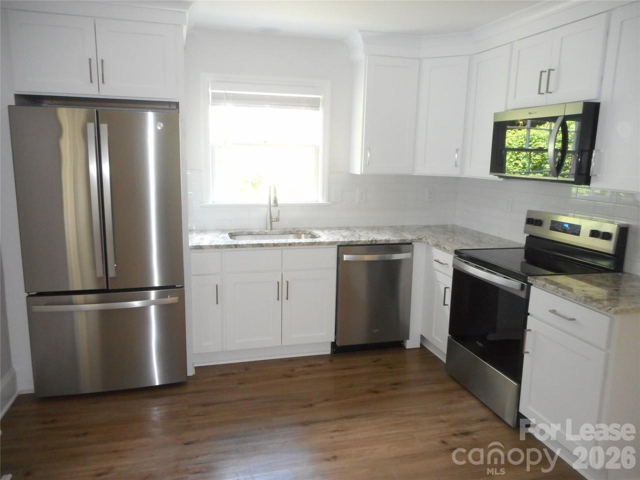 7556 Thorncliff Dr - Photo 4 of 24