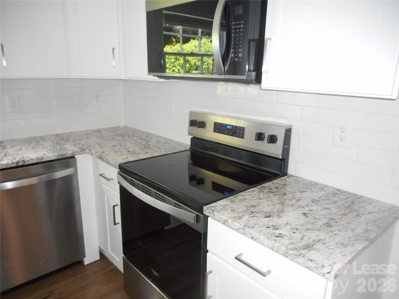 7556 Thorncliff Dr - Photo 6 of 24