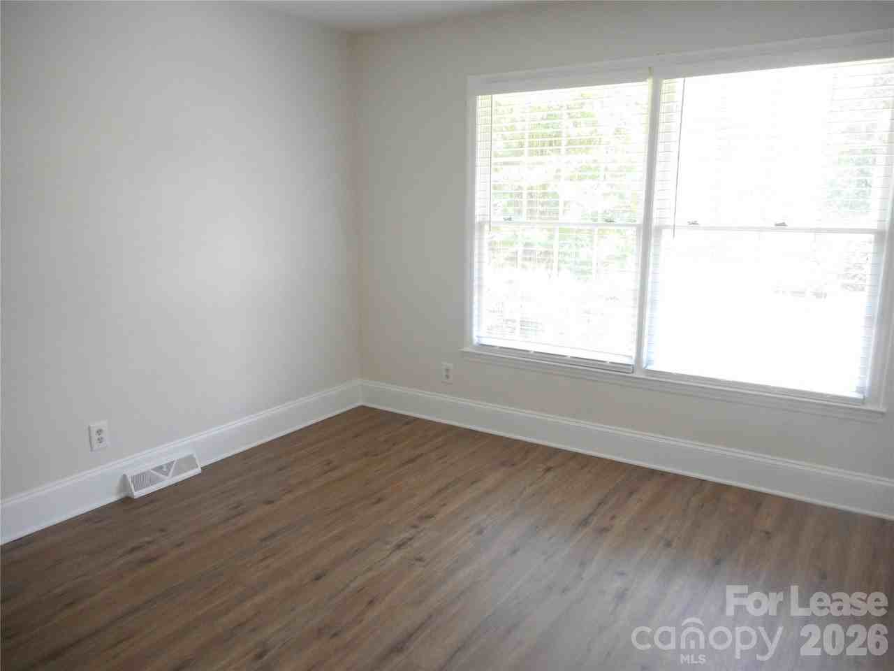 7556 Thorncliff Dr - Photo 7 of 24