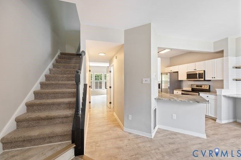 2805 Queensland Dr - Photo 4 of 24