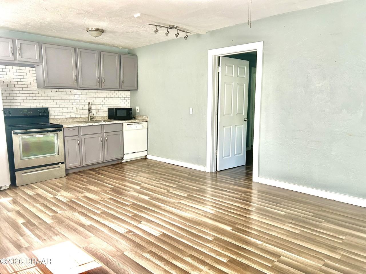 731 Florence St - Photo 3 of 10