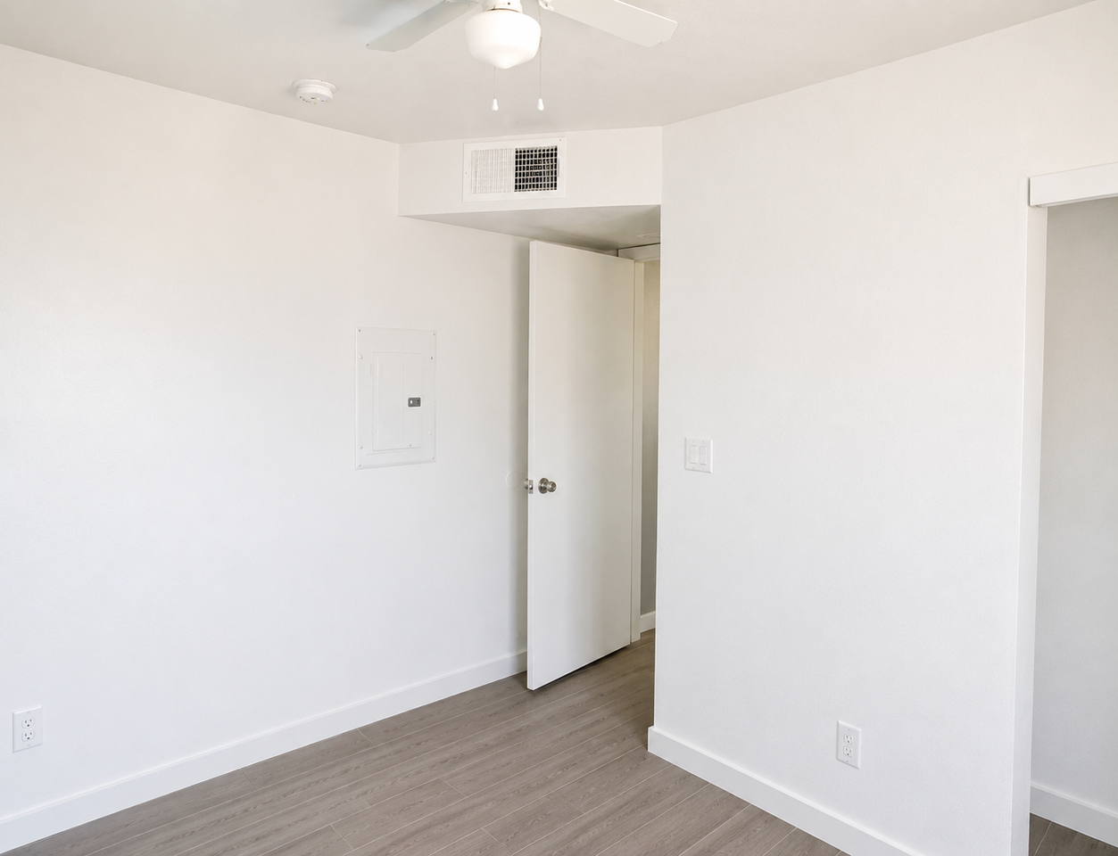 1146 W Apache St #2 - Photo 4 of 7