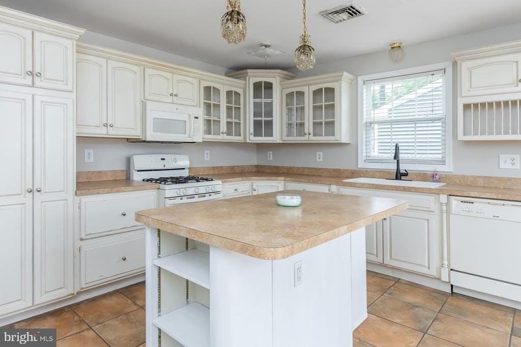 1304 Clearbrook Ave - Photo 4 of 17