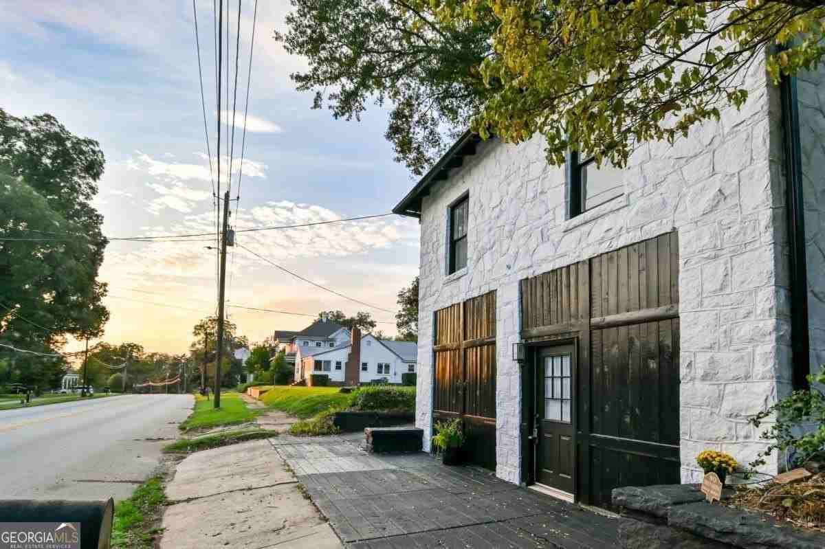 340 W Washington St - Photo 2 of 8