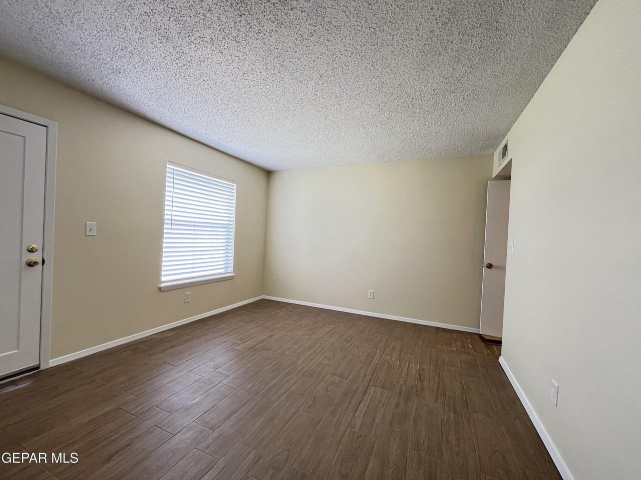 11016 Pebble Hills Blvd - Photo 2 of 10