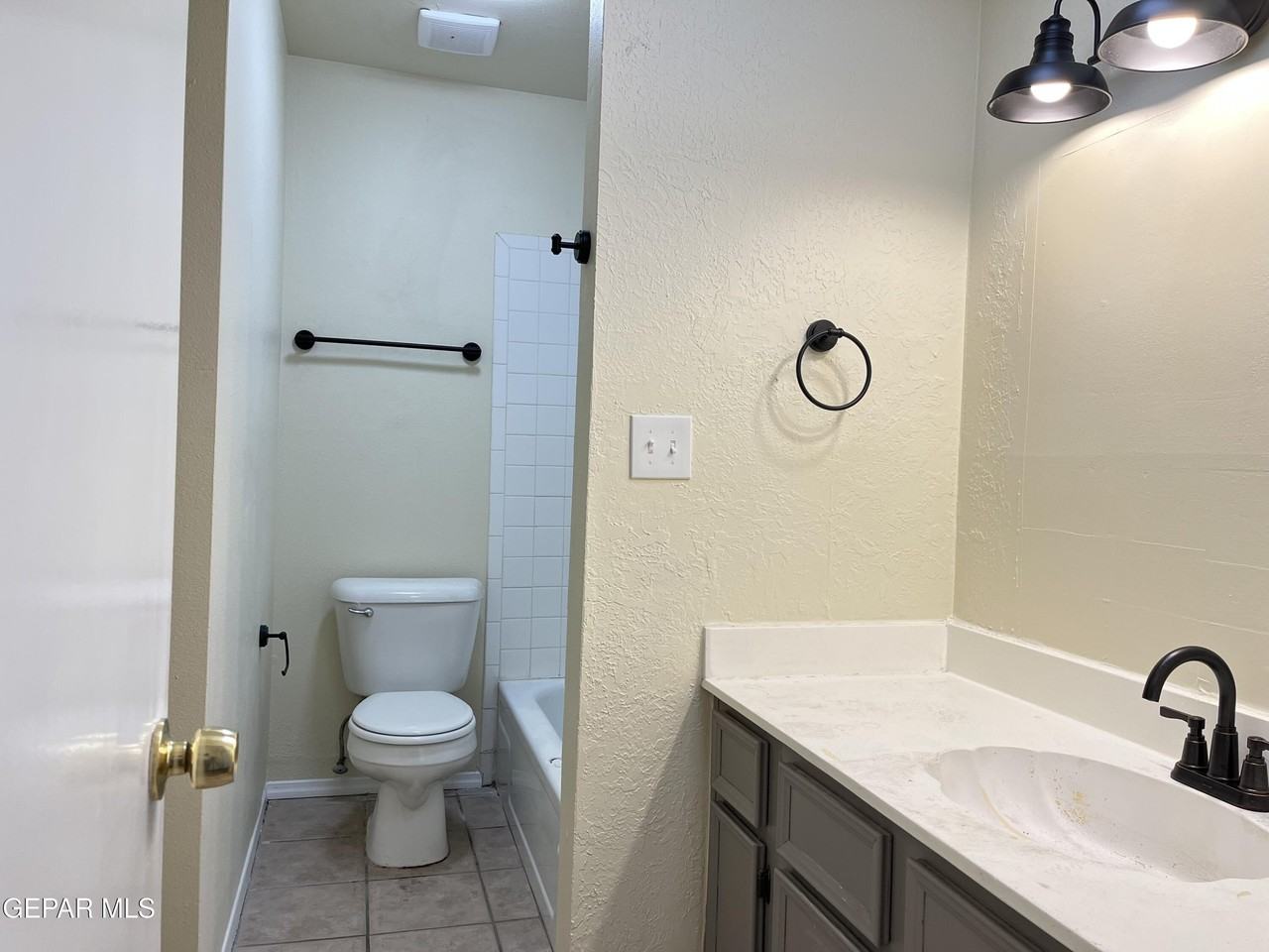 11016 Pebble Hills Blvd - Photo 4 of 10