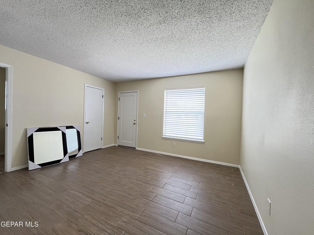 11016 Pebble Hills Blvd - Photo 5 of 10