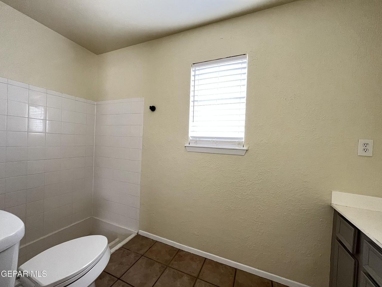 11016 Pebble Hills Blvd - Photo 6 of 10
