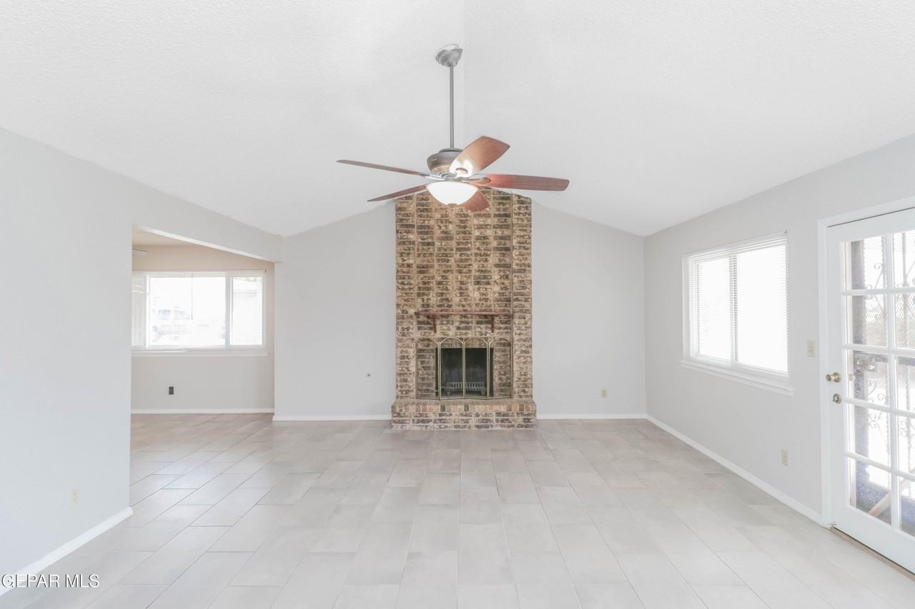 11052 Middledale St - Photo 2 of 33