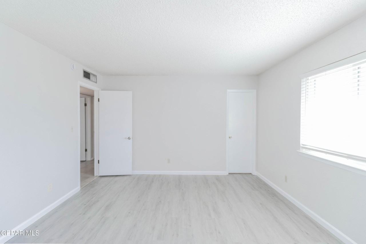11052 Middledale St - Photo 4 of 33