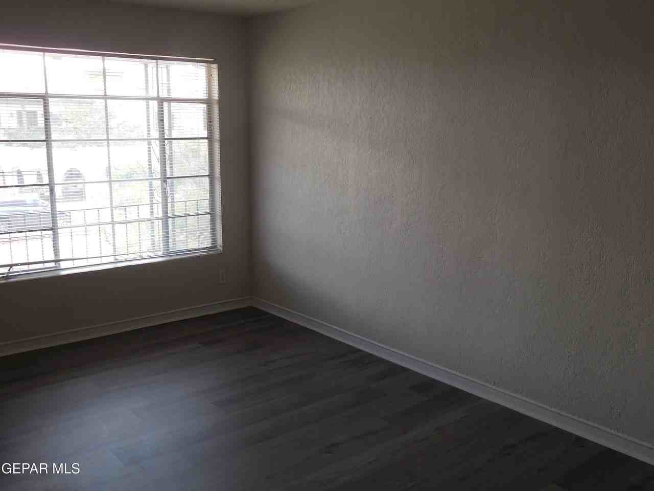 701 W Yandell Dr #8 - Photo 5 of 18