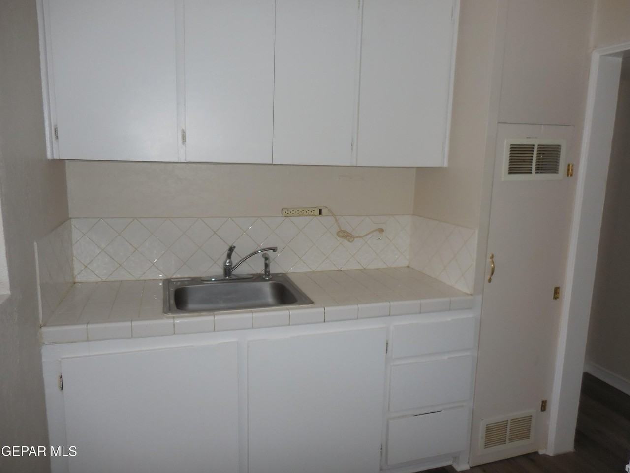 701 W Yandell Dr #8 - Photo 7 of 18
