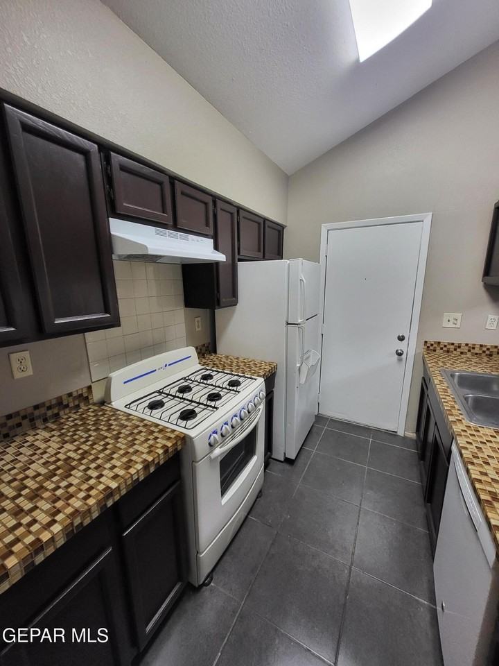 1802 Frank Sinatra Pl - Photo 6 of 32