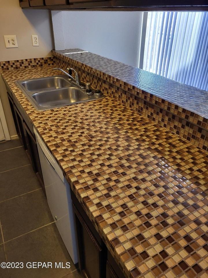 1802 Frank Sinatra Pl - Photo 7 of 32
