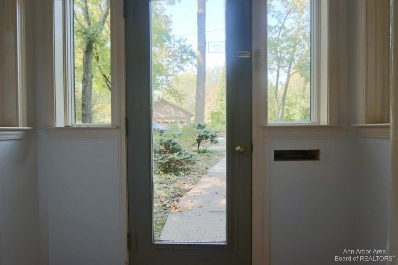 611 Robin Rd - Photo 7 of 31