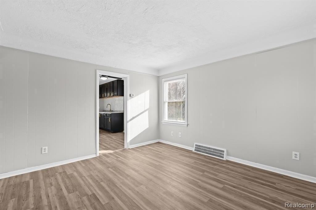 19450 Heyden St - Photo 2 of 10