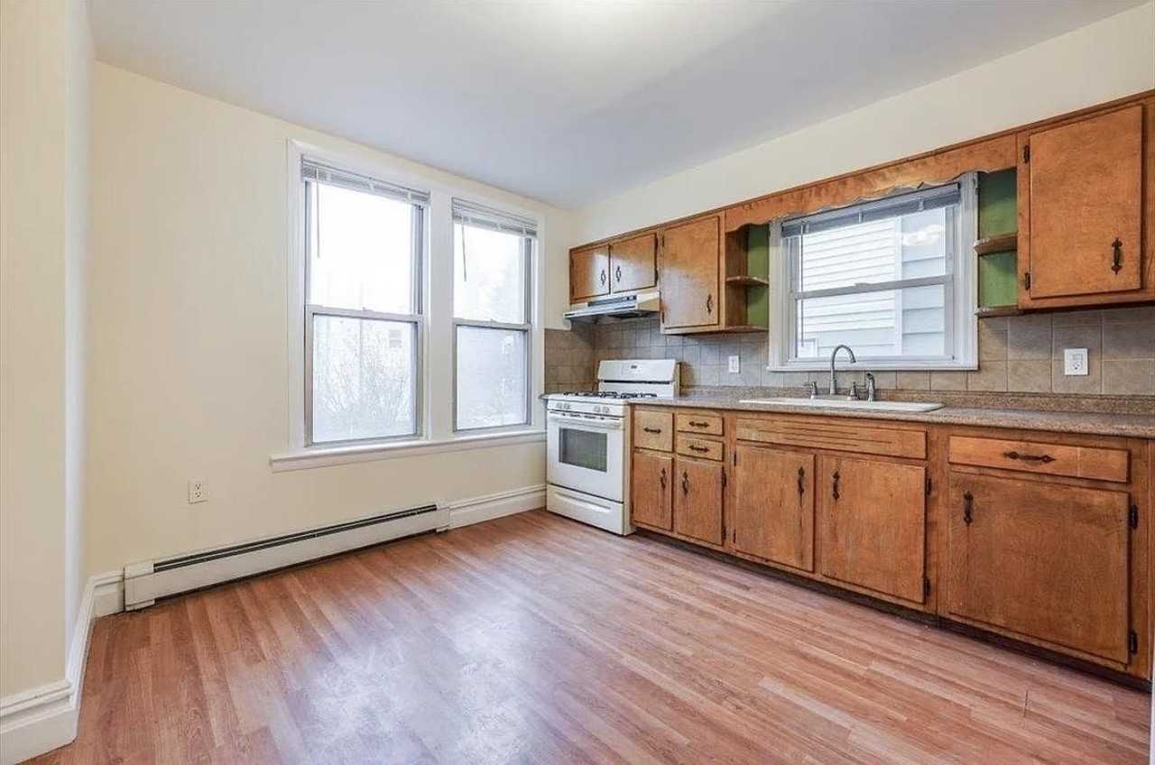 19 Hawthorne Ave #1 - Photo 3 of 24