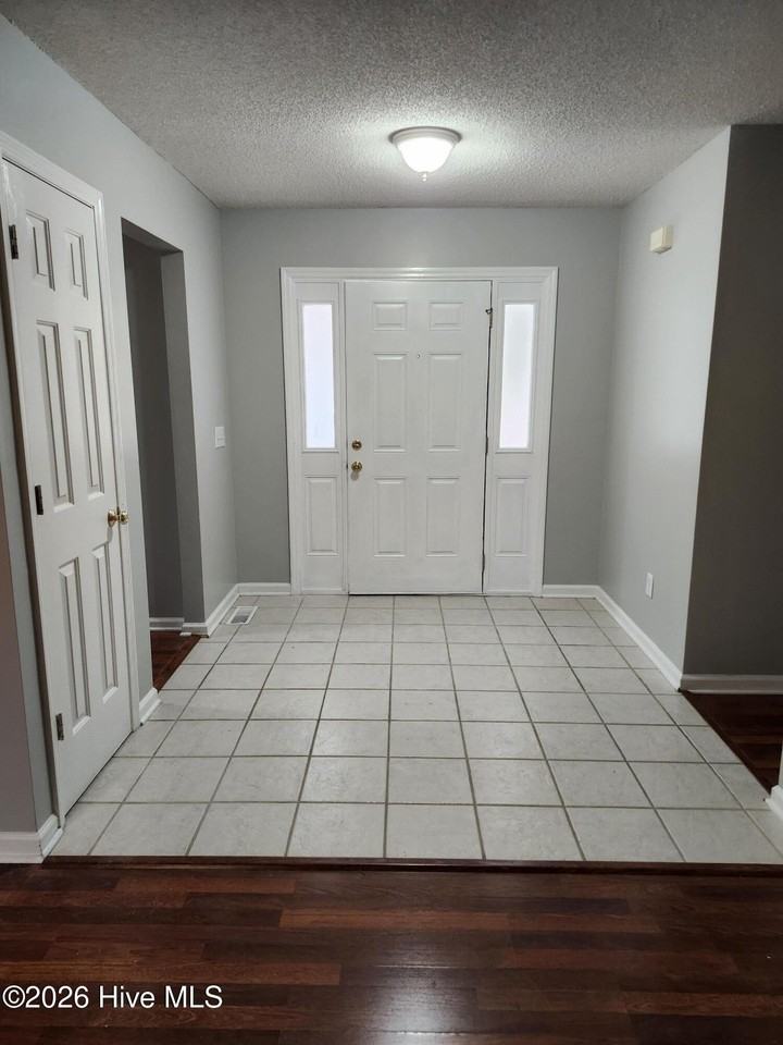 370 Sandhills Cir - Photo 2 of 22
