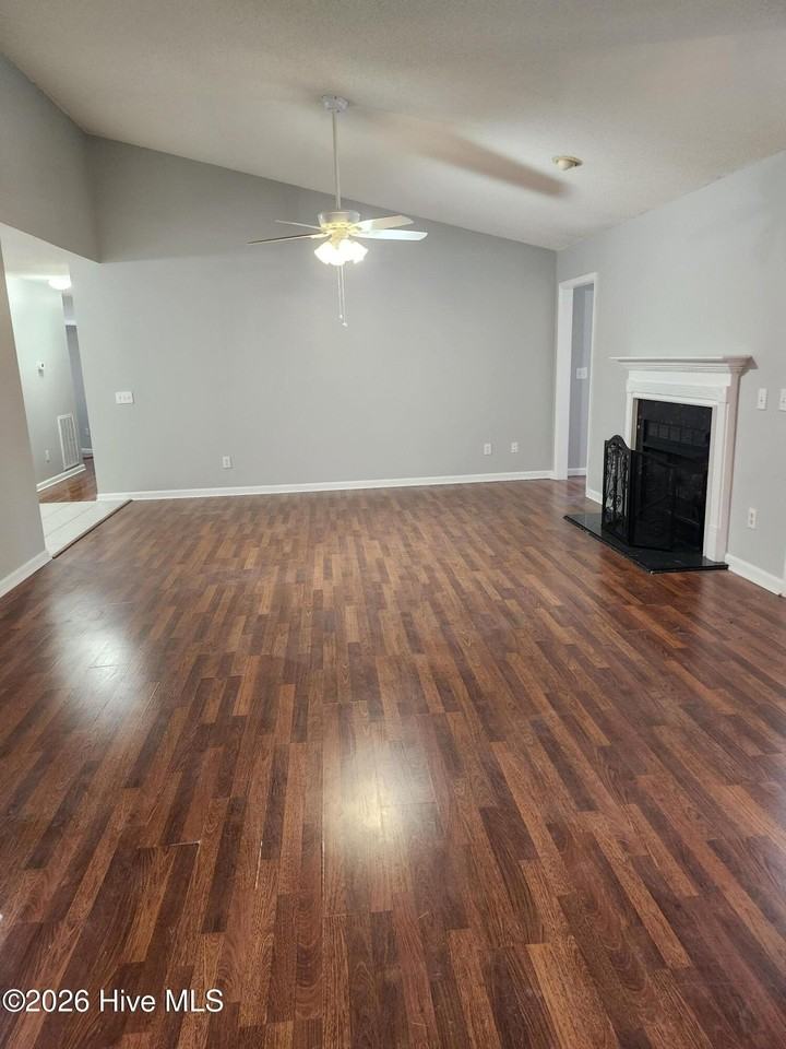 370 Sandhills Cir - Photo 4 of 22