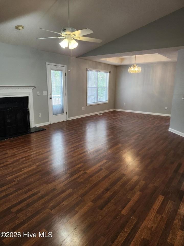 370 Sandhills Cir - Photo 5 of 22