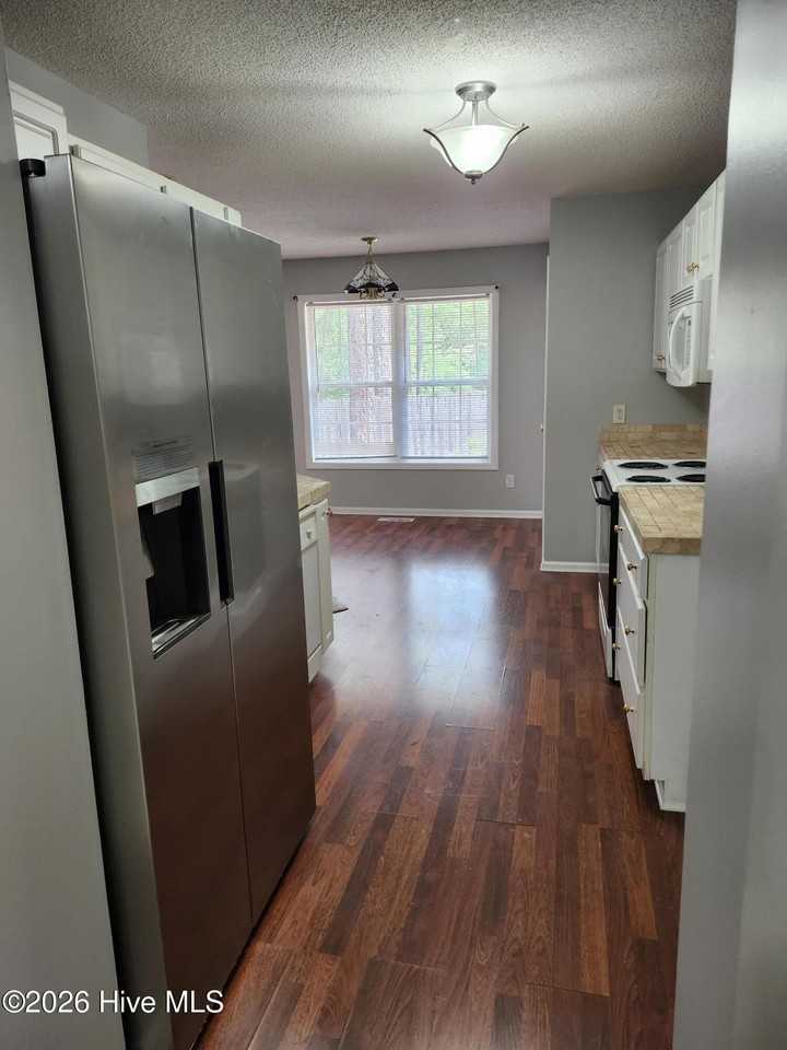 370 Sandhills Cir - Photo 6 of 22