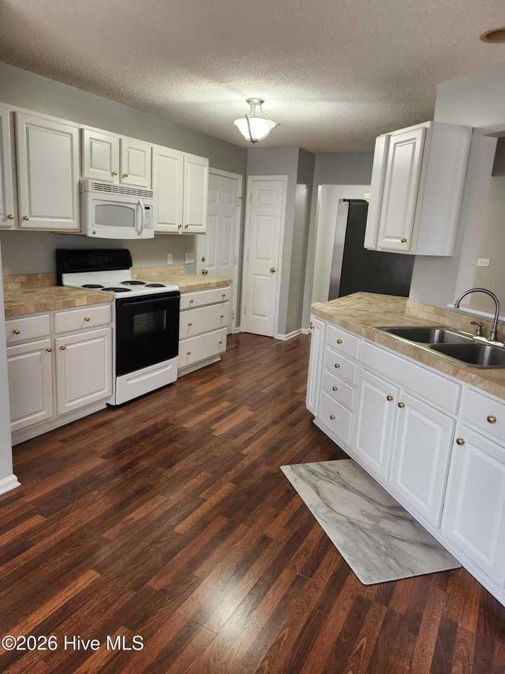 370 Sandhills Cir - Photo 7 of 22