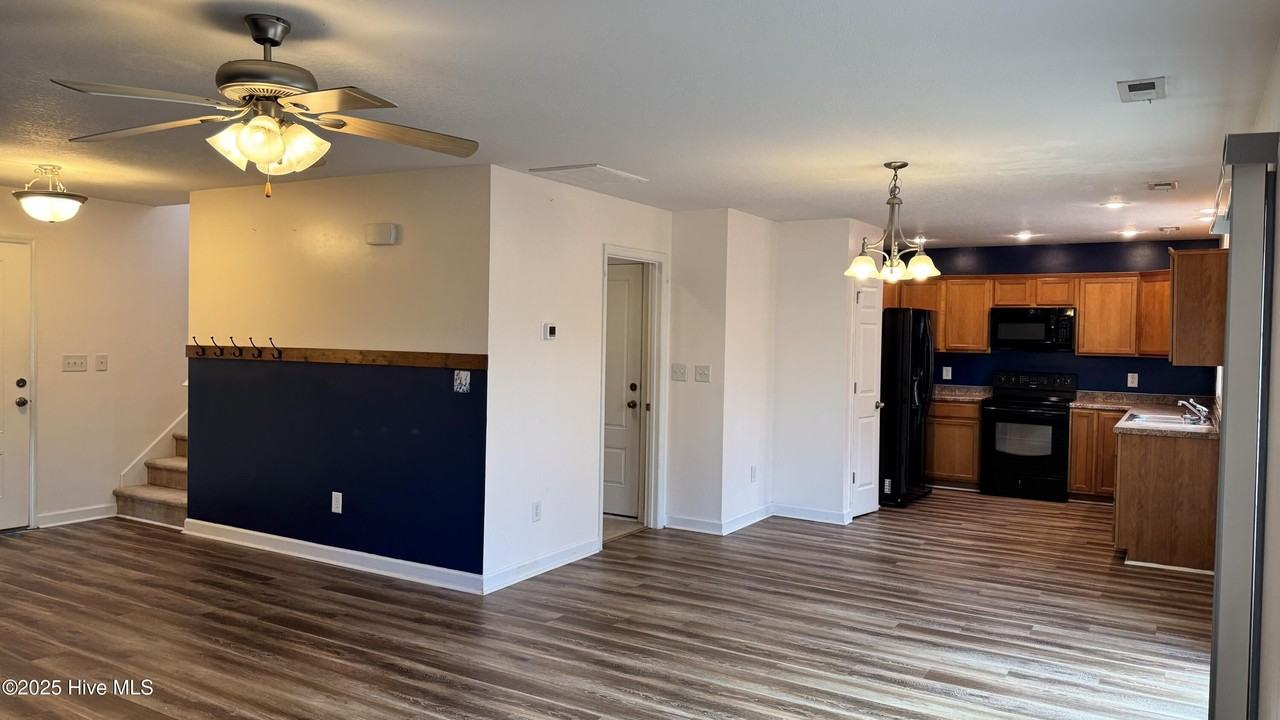 140 Broadleaf Dr - Photo 3 of 15