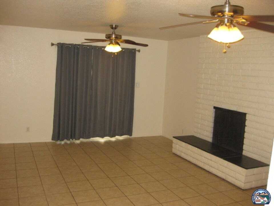 1661 Yucca Dr - Photo 2 of 17