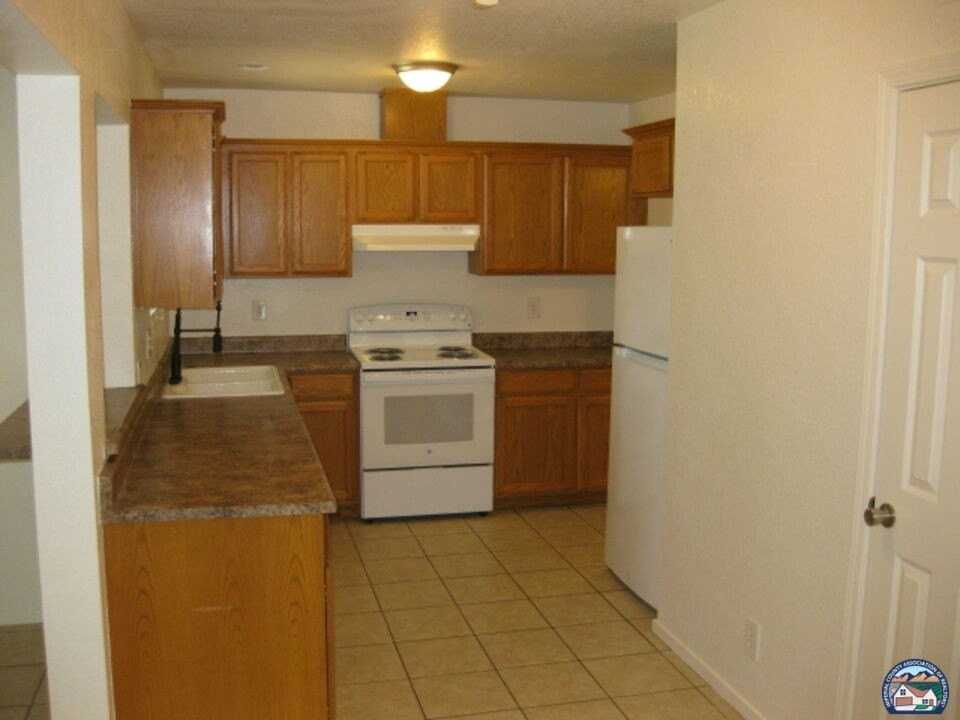 1661 Yucca Dr - Photo 3 of 17