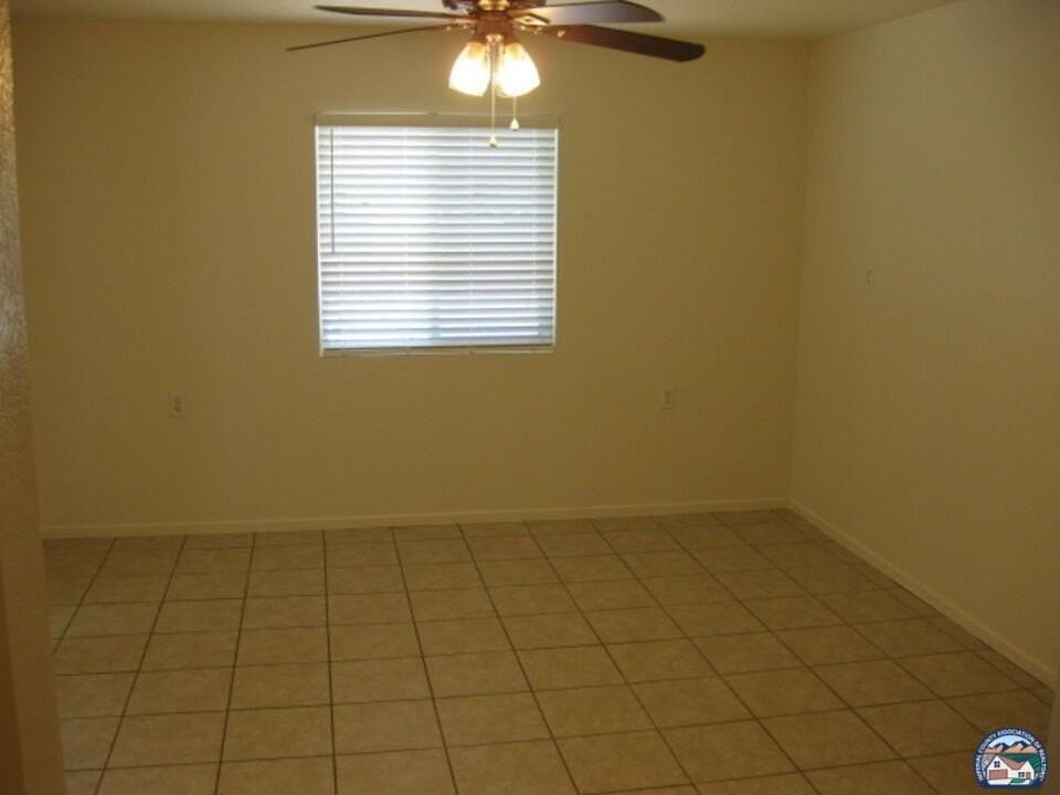 1661 Yucca Dr - Photo 5 of 17