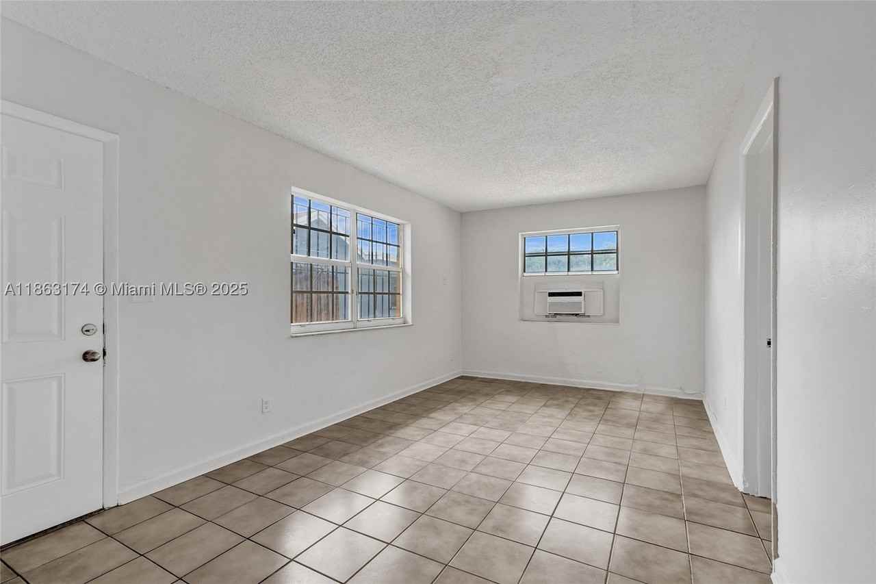 2525 Superior St #4 - Photo 2 of 18