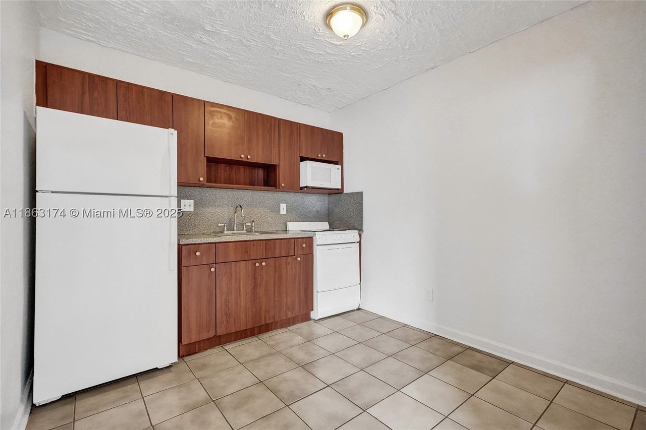 2525 Superior St #4 - Photo 4 of 18