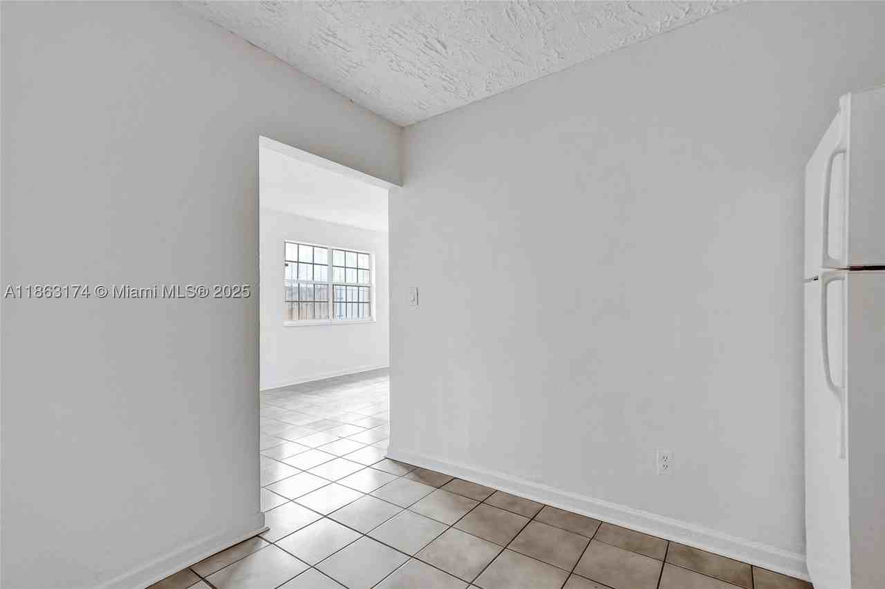 2525 Superior St #4 - Photo 6 of 18