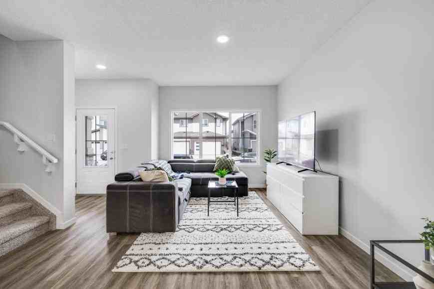 1227 16 Ave Nw - Photo 2 of 10