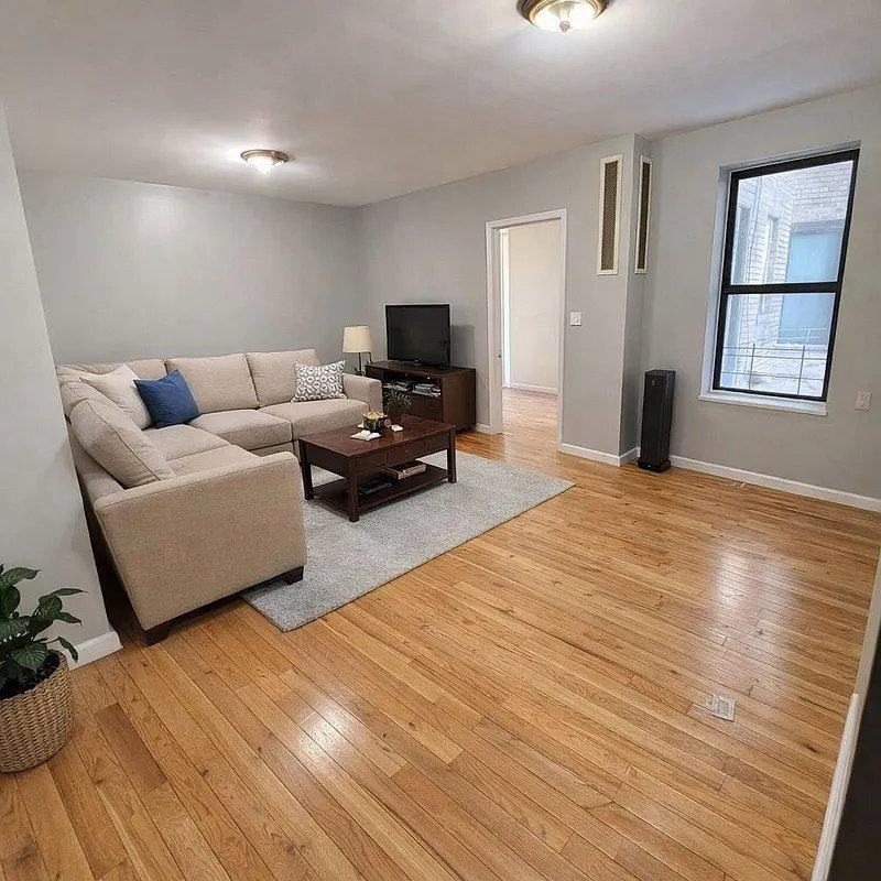 1005 Walton Ave - Photo 2 of 5