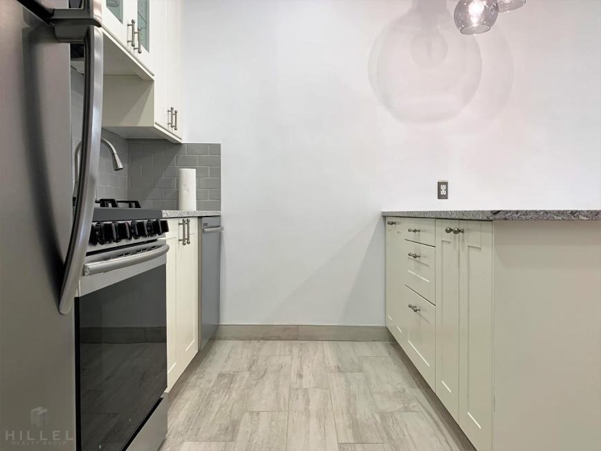 7508 62nd St - Photo 4 of 10