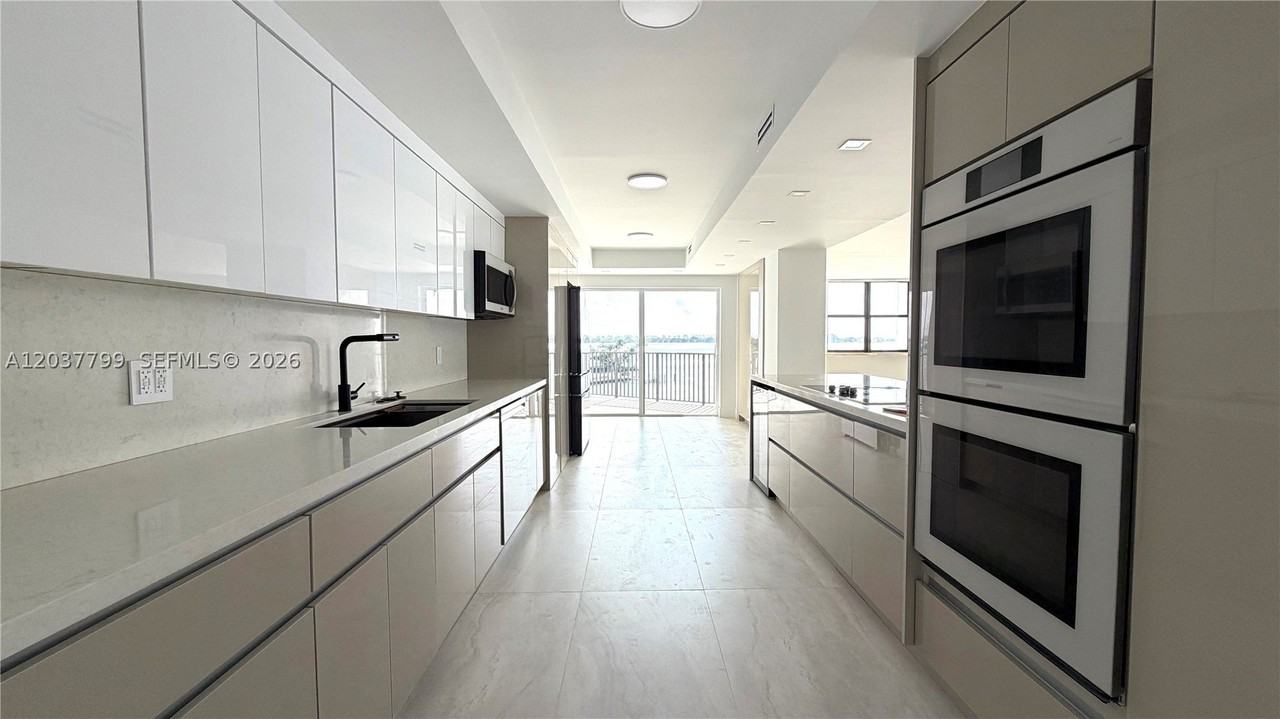 1800 Ne 114th St #604 - Photo 3 of 29