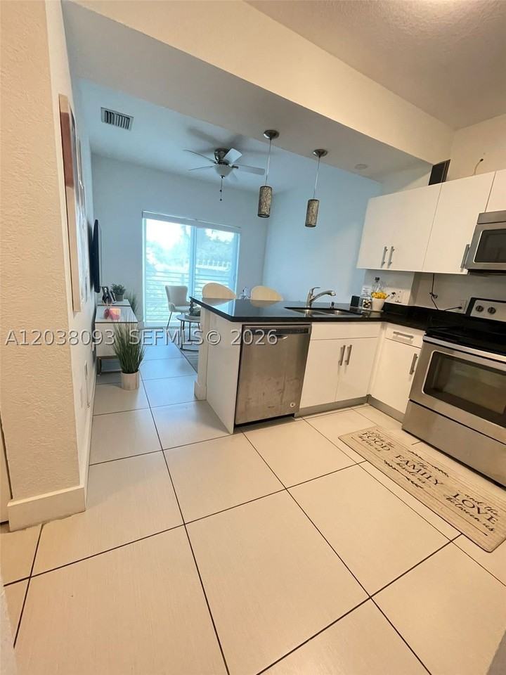 106 Se 9th Ct #201 - Photo 7 of 21