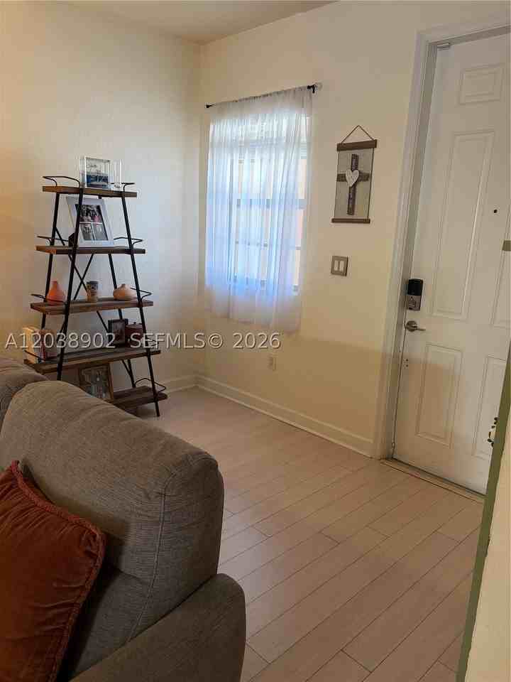 370 Ne 37th Pl - Photo 2 of 27