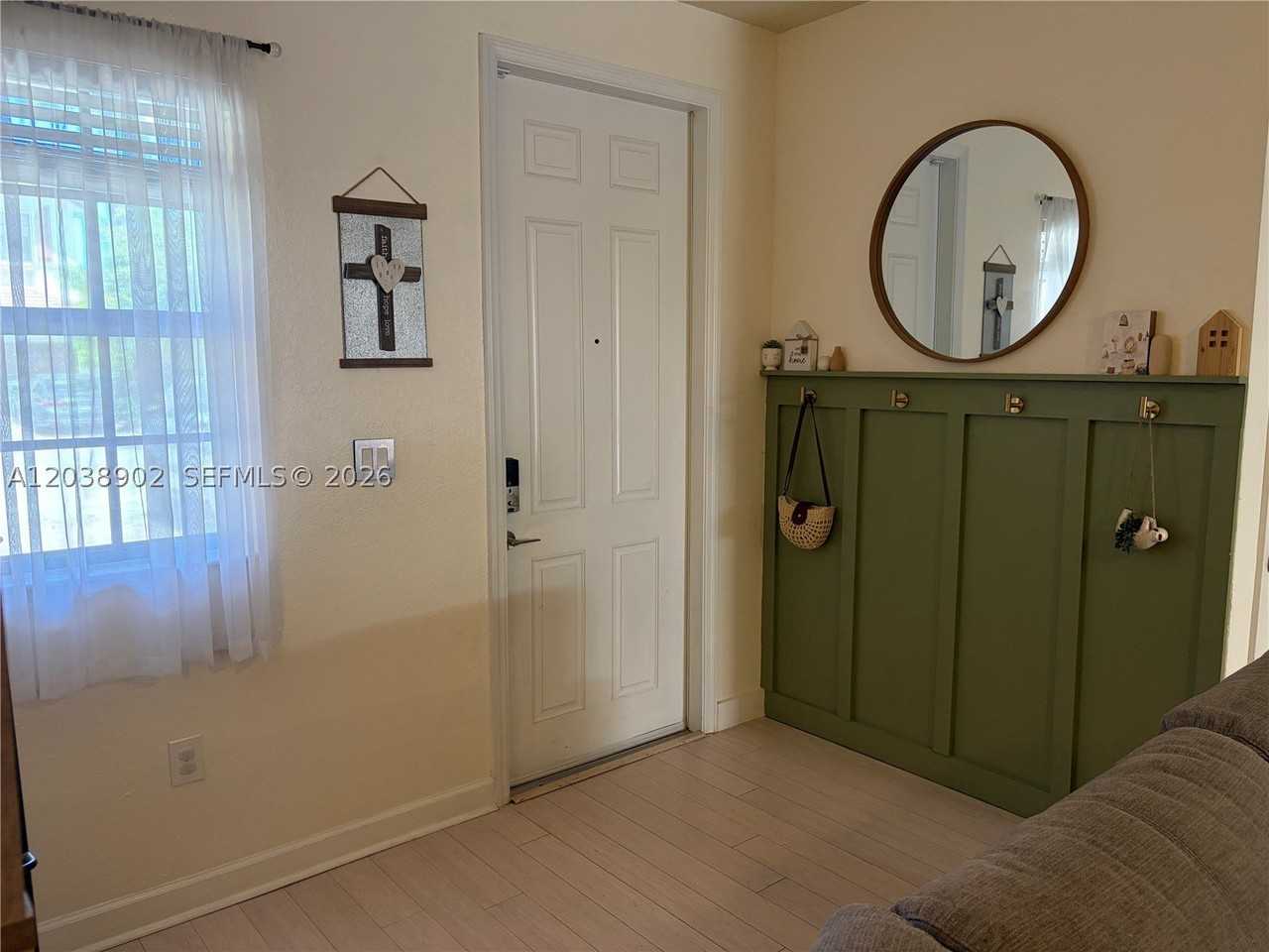 370 Ne 37th Pl - Photo 3 of 27